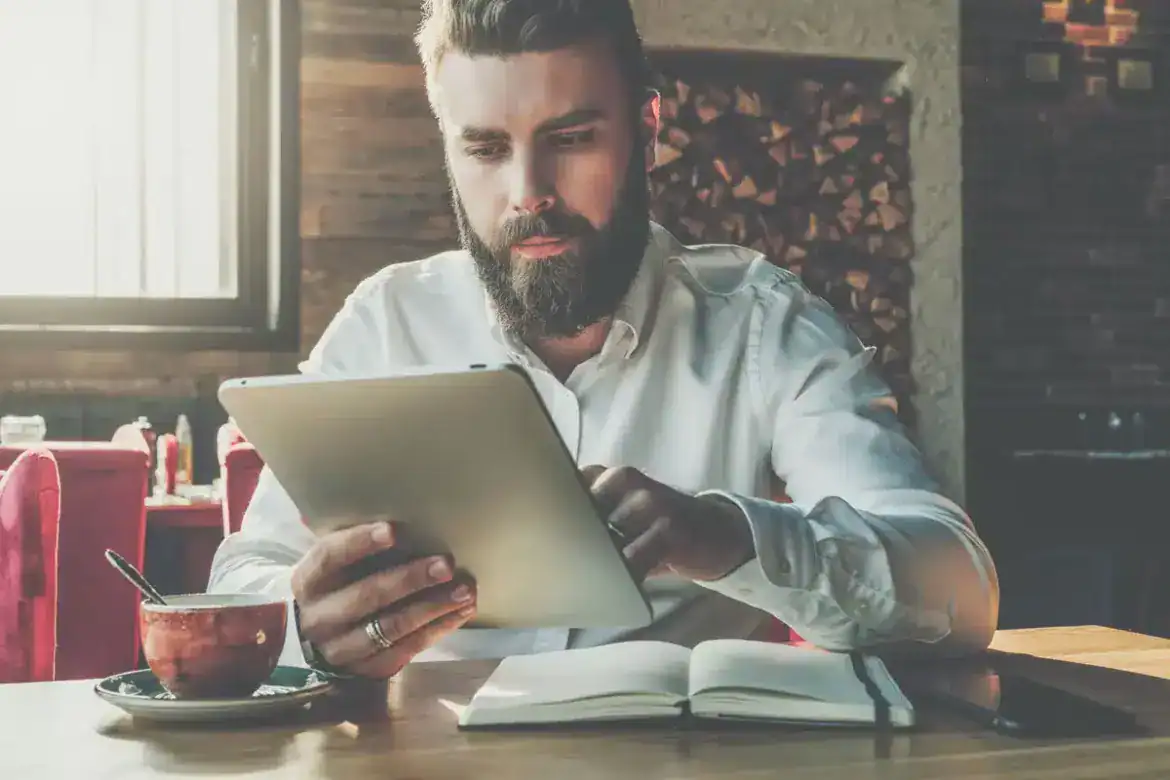 E-Learning Mann mit Tablet