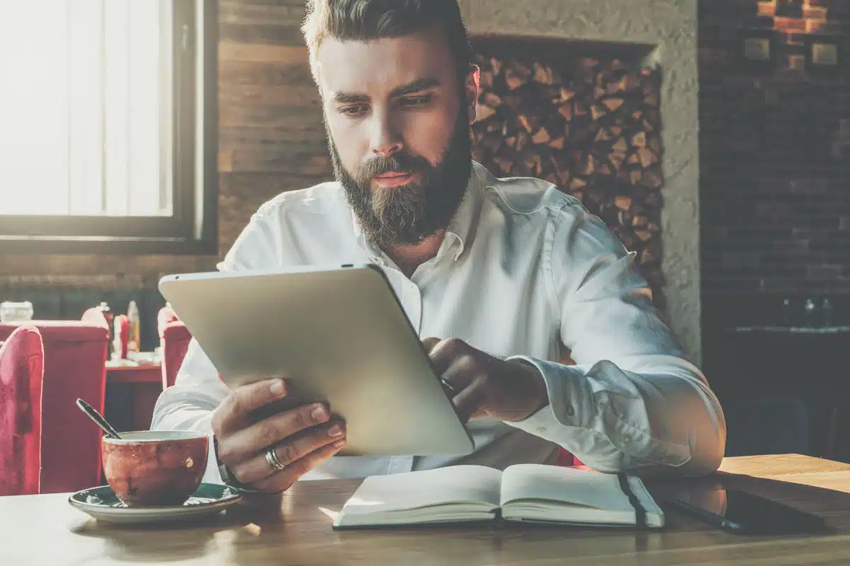 E-Learning Mann mit Tablet
