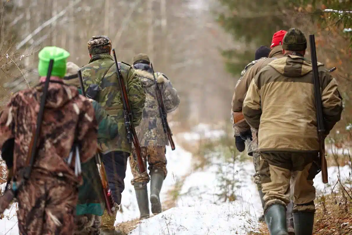 Jaeger marschieren durch den Wald